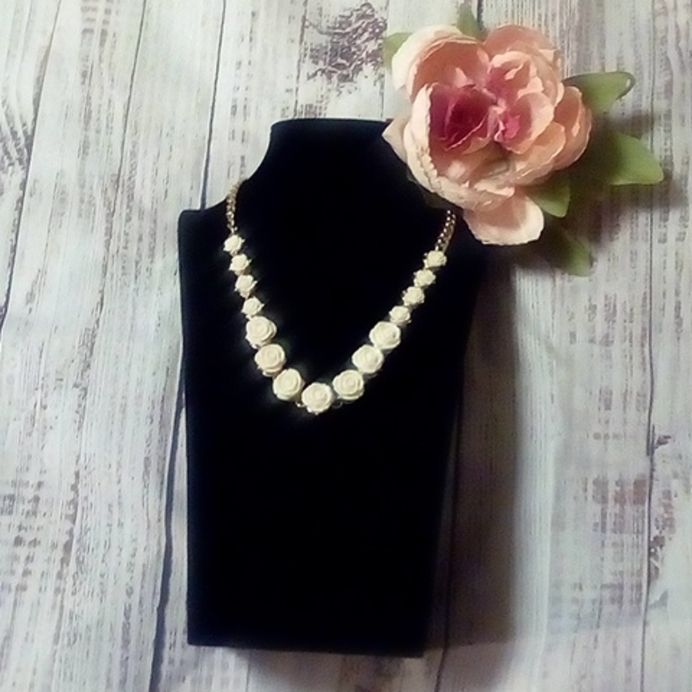 Necklace with little white roses and goldtone